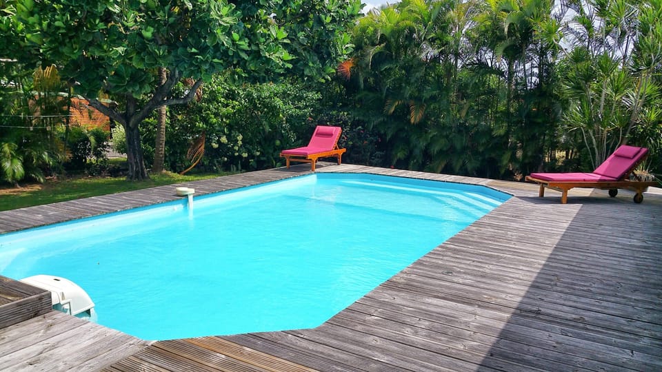 The 9.50 m by 4 m swimming pool protected by an alarm (1)