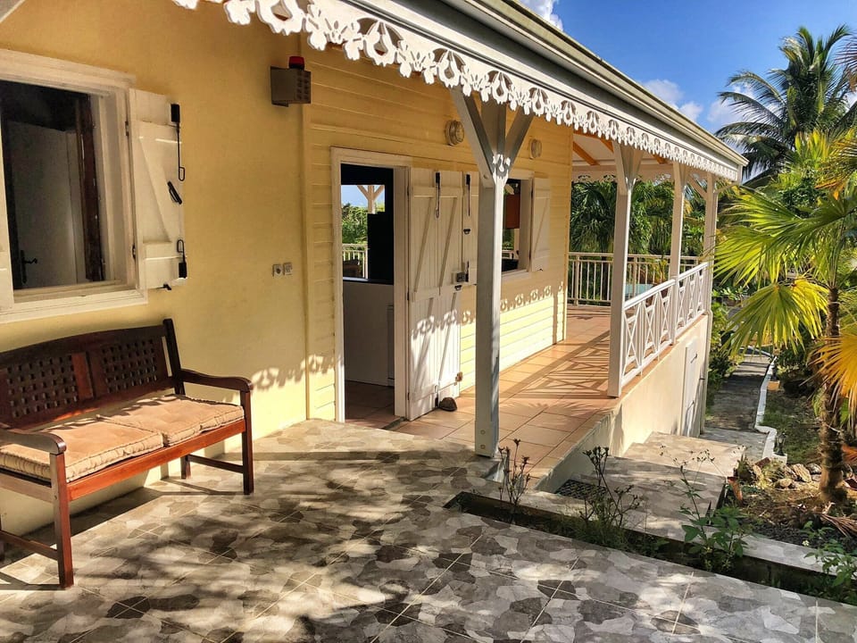 The passageway of the Cajou villa