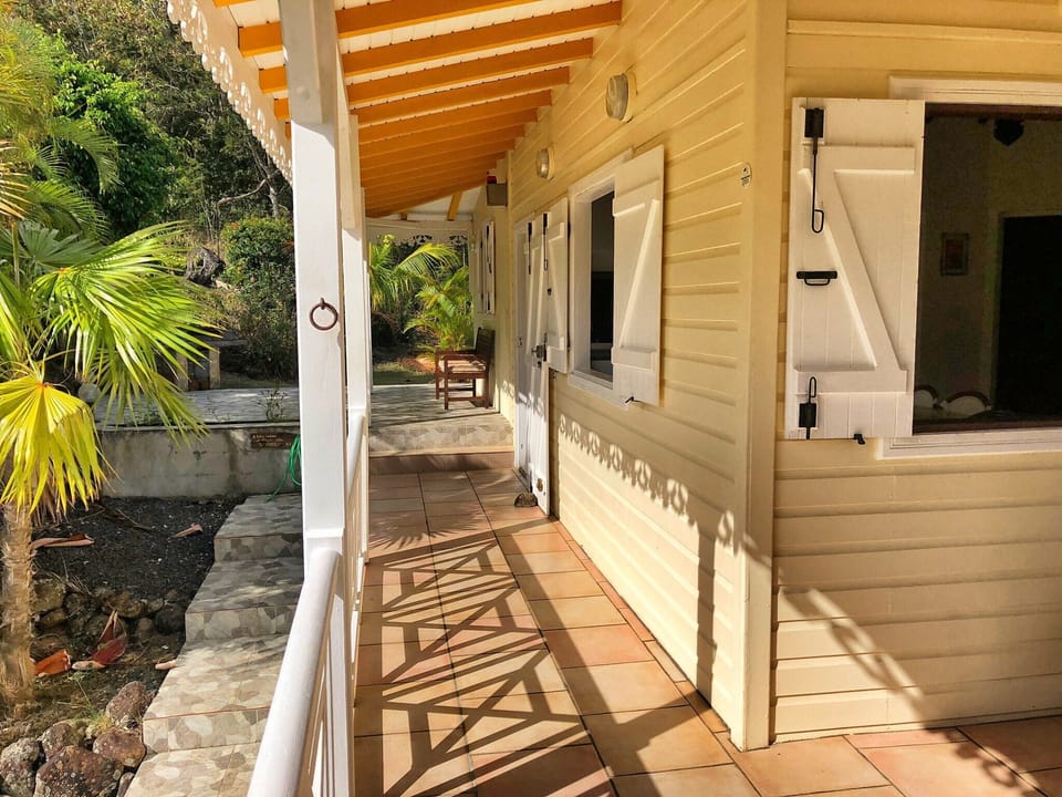 External access to the terrace of the villa Cajou
