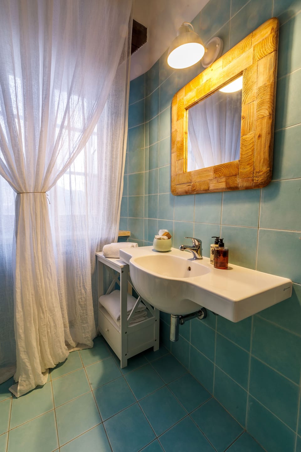 Superior Room | Bathroom | Shower, free toiletries, hair dryer, slippers