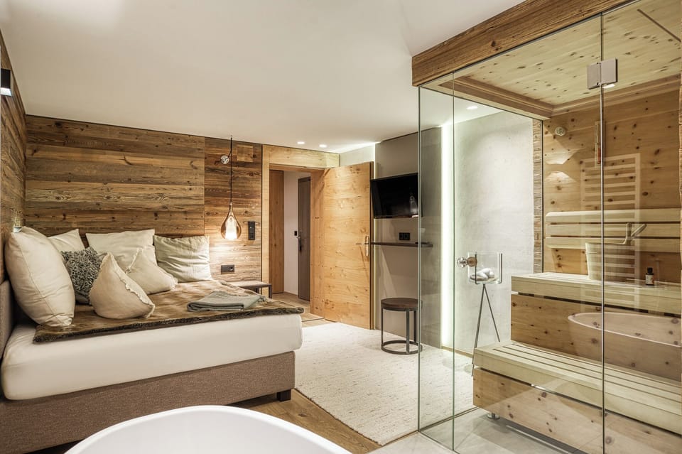 Signature Suite | Living area | Flat-screen TV