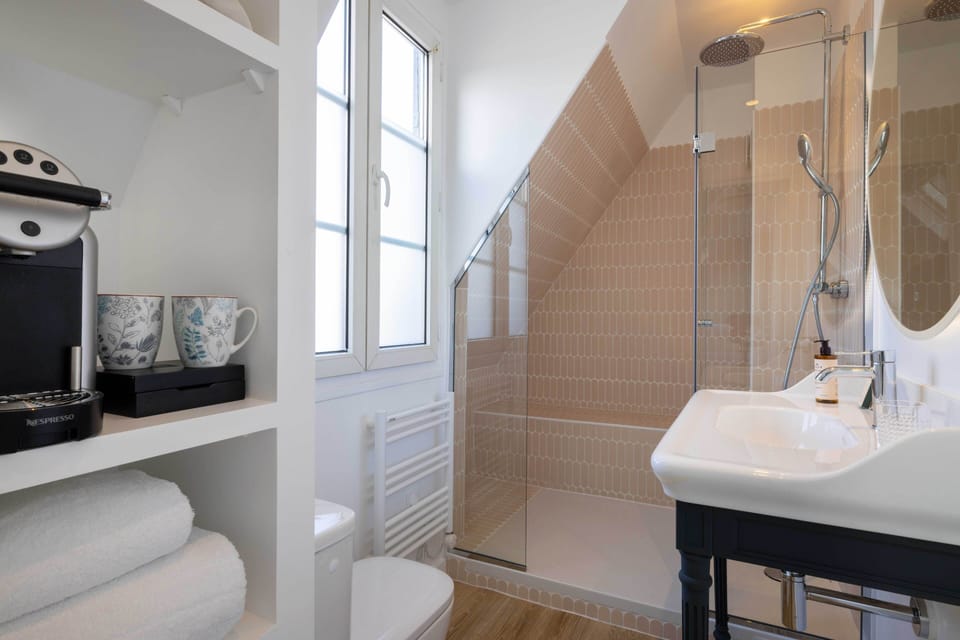 Superior View Room | Bathroom | Shower, designer toiletries, hair dryer, bathrobes
