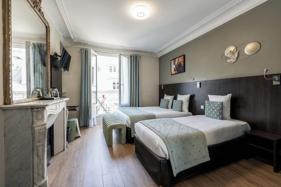 Triple Room | In-room safe, desk, blackout drapes, free WiFi