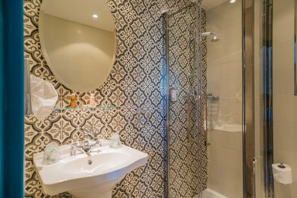 Superior Double or Twin Room | Bathroom | Towels