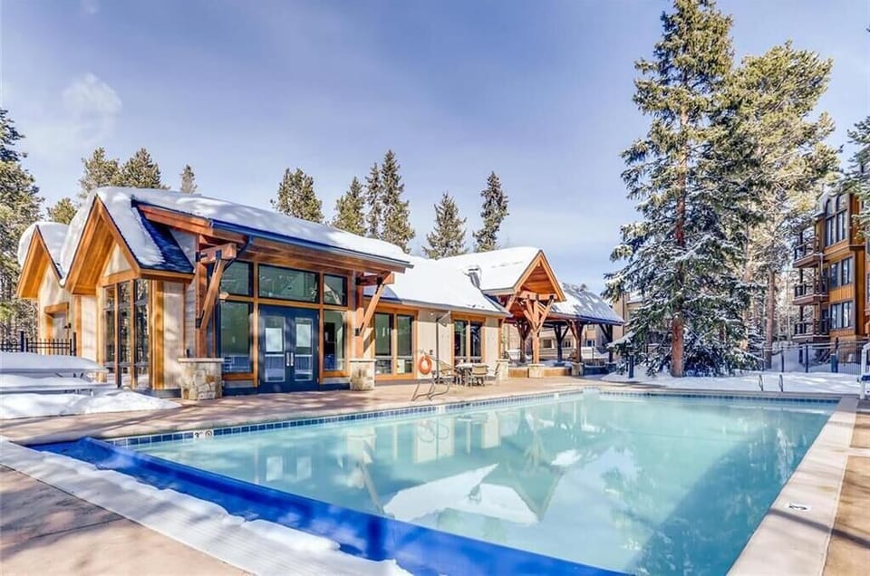 Brand New Community Pool/Tub
