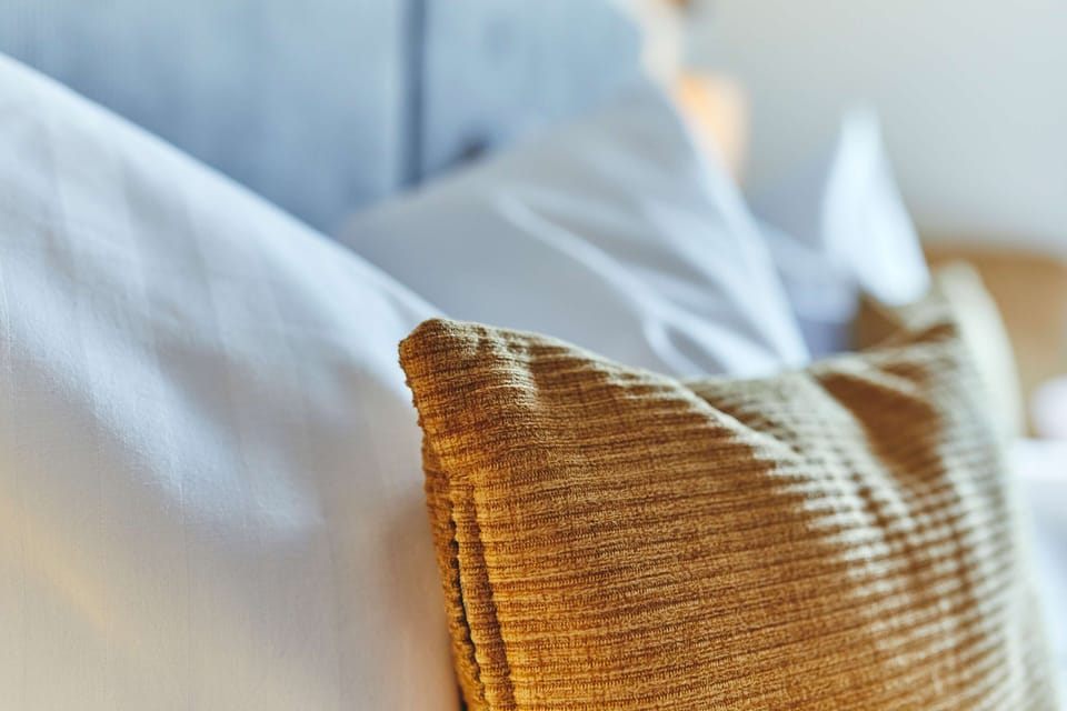 Comfort Room, 1 King Bed | Hypo-allergenic bedding, minibar, in-room safe, individually furnished