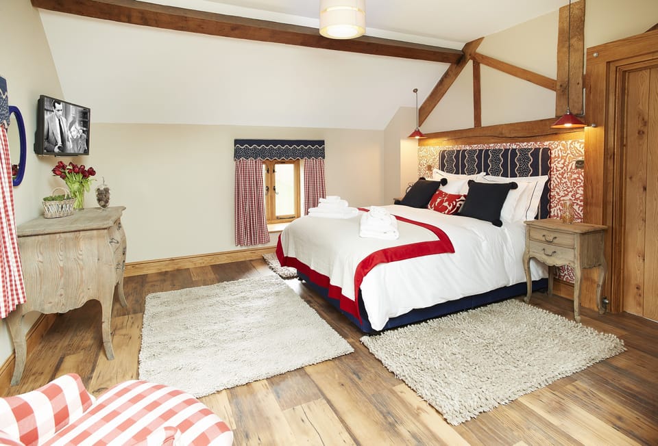 First floor: Master bedroom with 5' king-size bed and en-suite bathroom