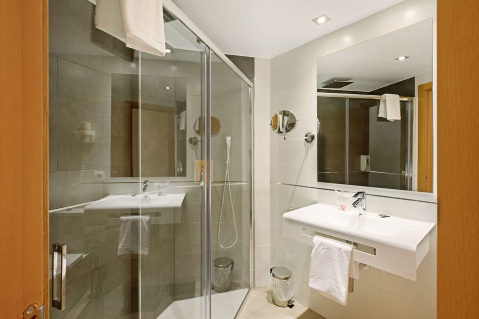 Double Room (Interior) | Bathroom | Free toiletries, hair dryer, towels