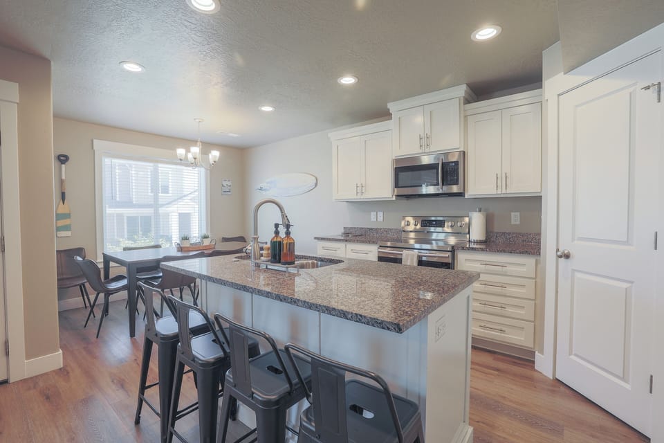 Kitchen & Dining Room