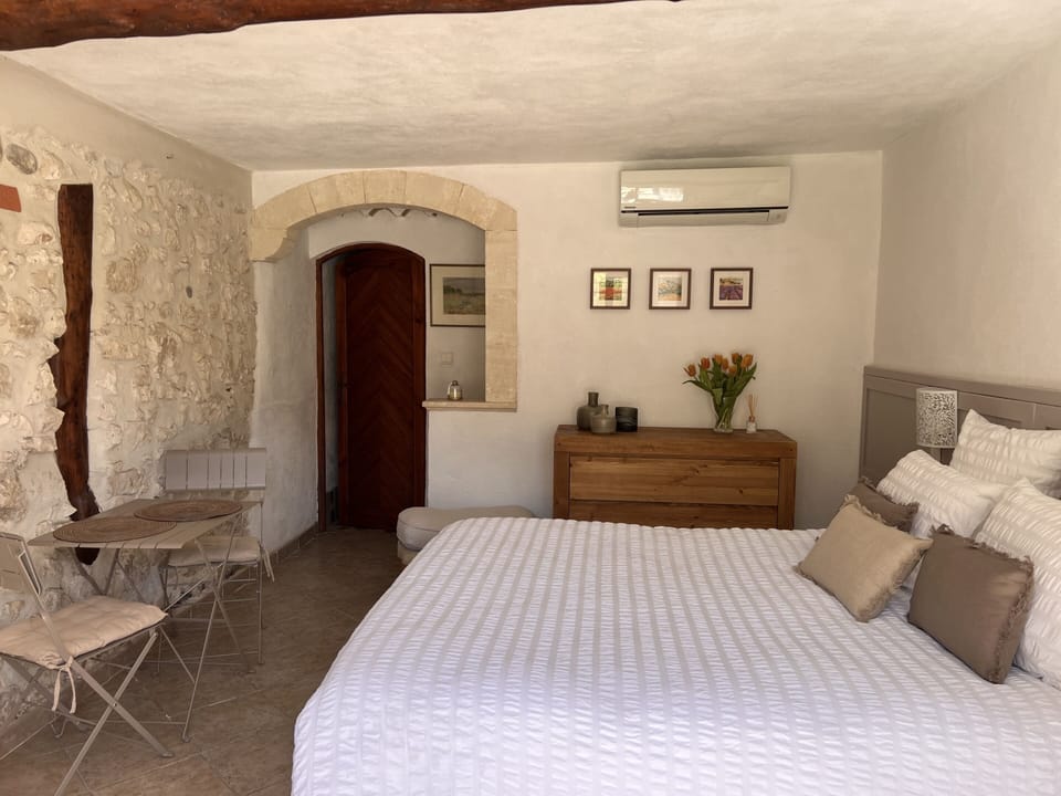 Double Room, Ensuite, Courtyard View (MAIA)
