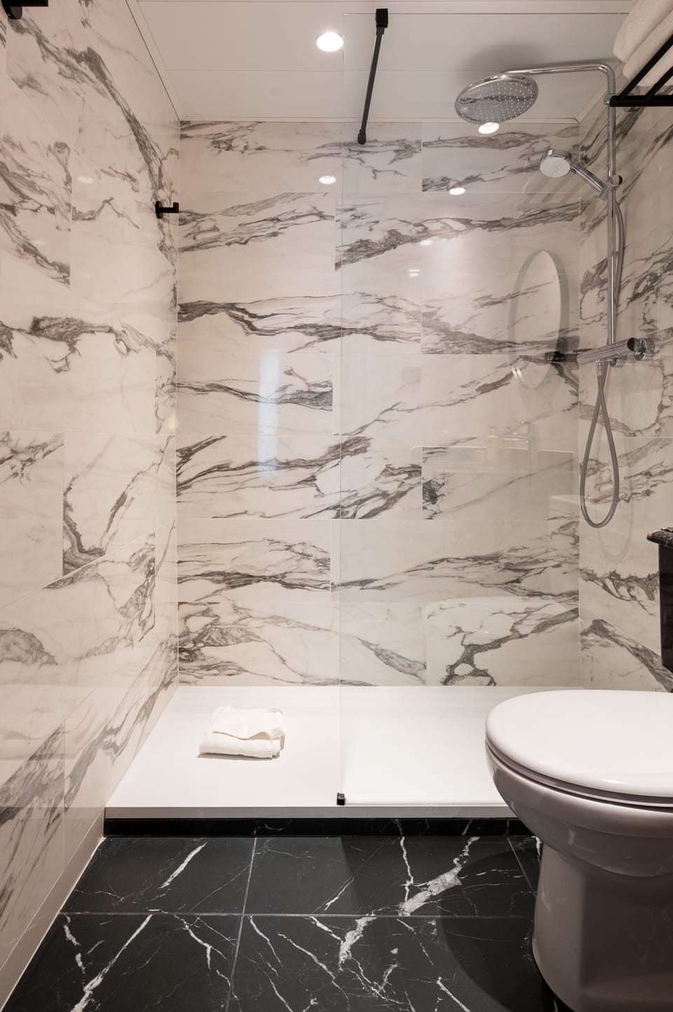 Standard Double Room | Bathroom | Free toiletries, hair dryer, towels