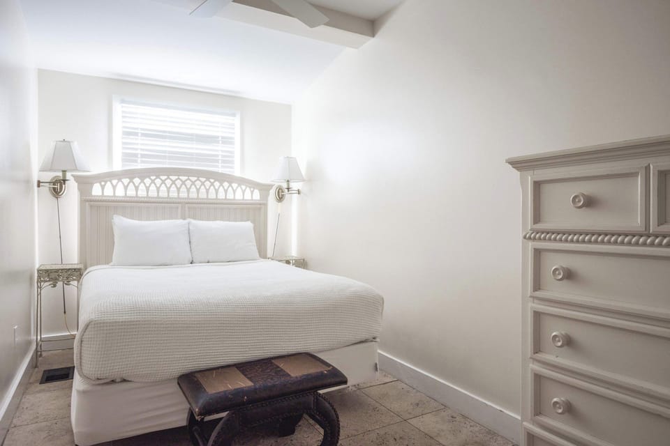 Bedroom 2- Queen bed