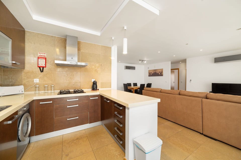 Holiday Apartment with shared pool, located about 10 minutes walk from São Martinho do Porto beach, 3 bedrooms, 3 bathrooms, equipped kitchen, wi-fi and satellite channels.