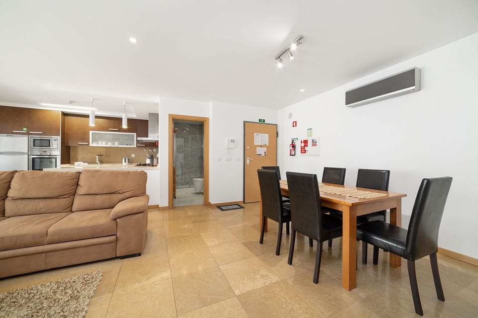 Holiday Apartment with shared pool, located about 10 minutes walk from São Martinho do Porto beach, 3 bedrooms, 3 bathrooms, equipped kitchen, wi-fi and satellite channels.