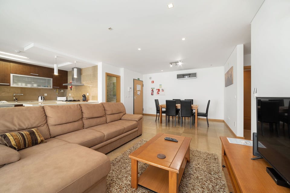 Holiday Apartment with shared pool, located about 10 minutes walk from São Martinho do Porto beach, 3 bedrooms, 3 bathrooms, equipped kitchen, wi-fi and satellite channels.