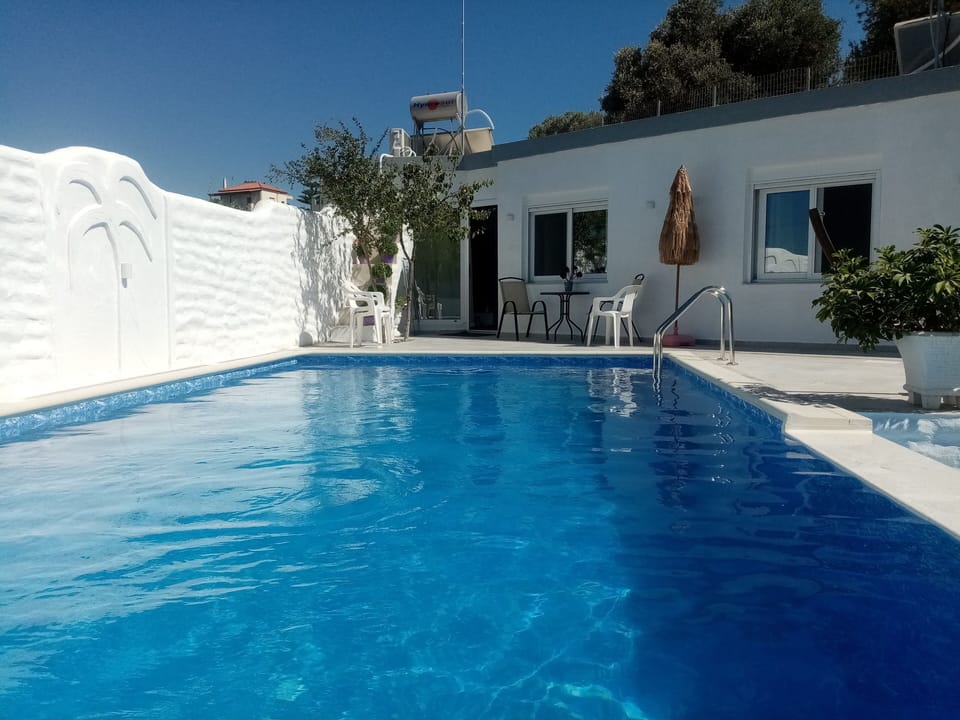 the pool right in front of the apartment 