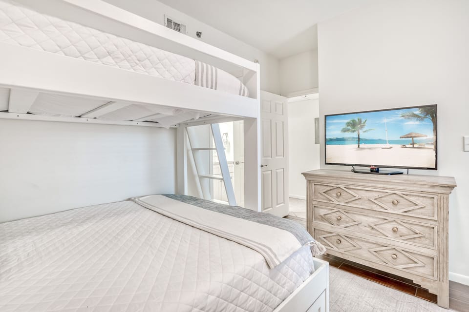 Bunk Room - Access to Guest Bathroom