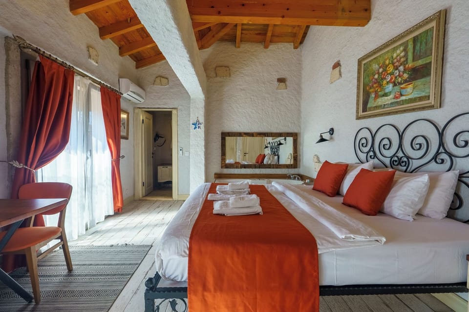 Deluxe Room, Jetted Tub | Frette Italian sheets, premium bedding, minibar, free WiFi