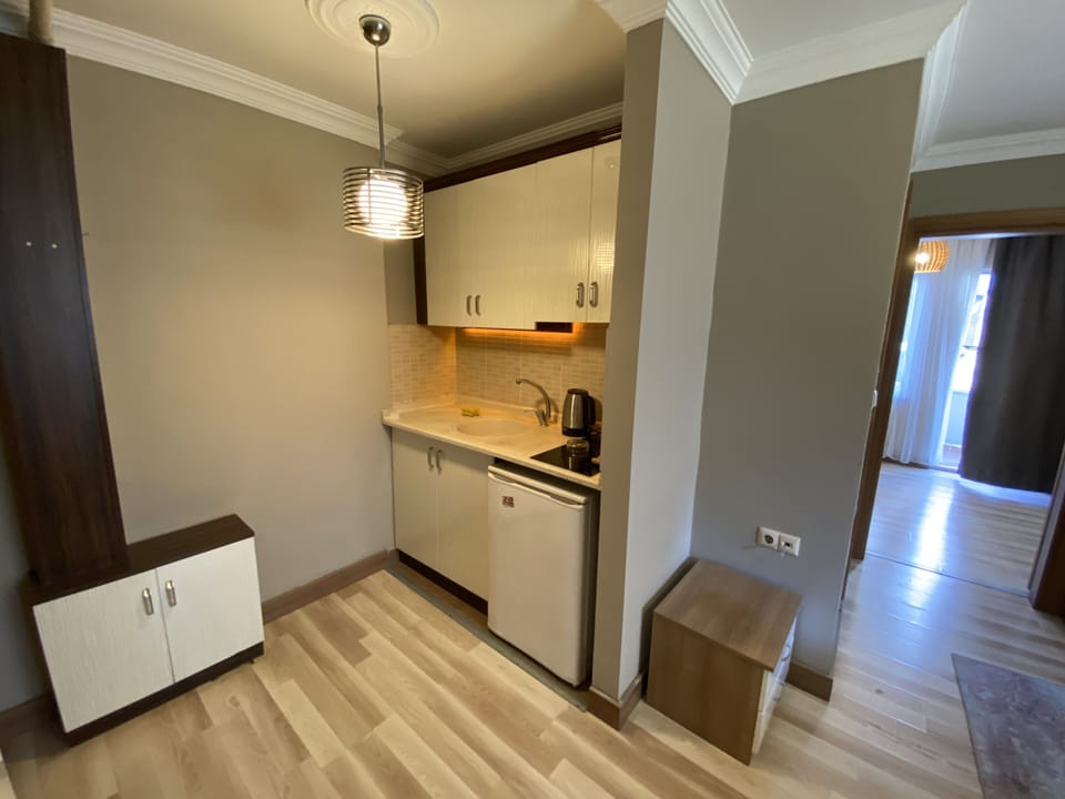 Standard Suite, 1 Double Bed, Garden View | Private kitchenette | Electric kettle