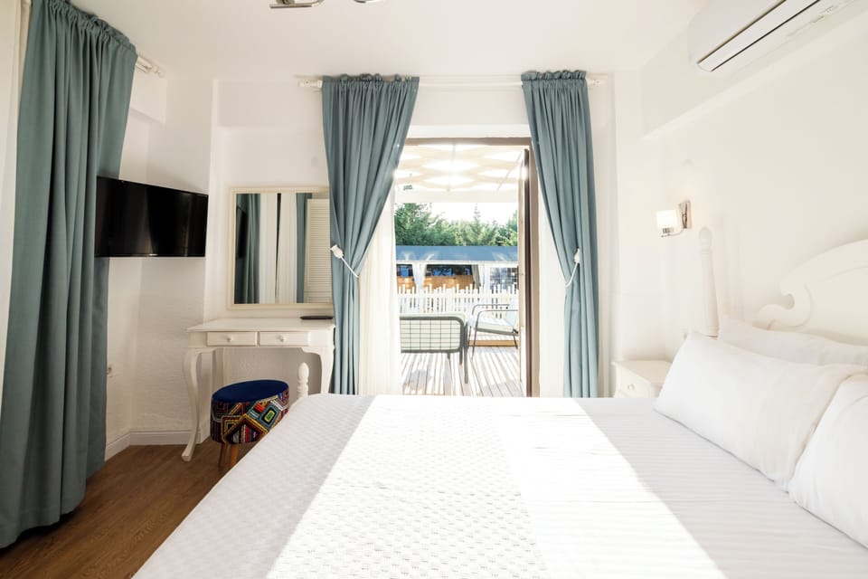 Deluxe Double Room, Patio | Premium bedding, free WiFi, bed sheets