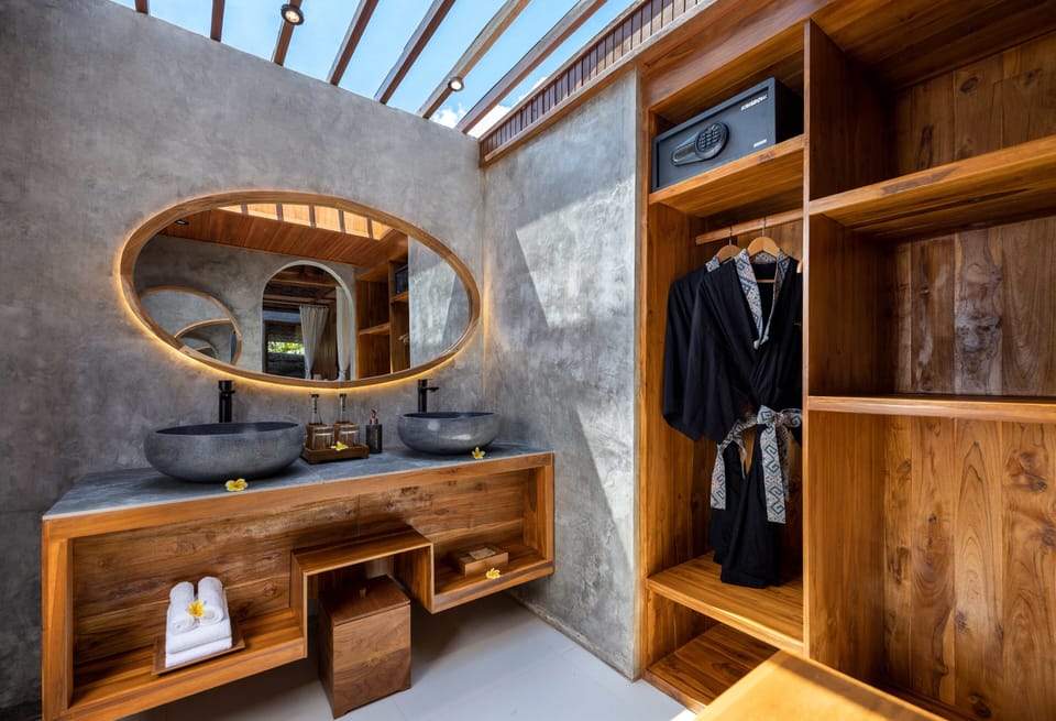 Deluxe Villa with Free Daily Afternoon Tea | Bathroom | Separate tub and shower, deep soaking tub, free toiletries, hair dryer