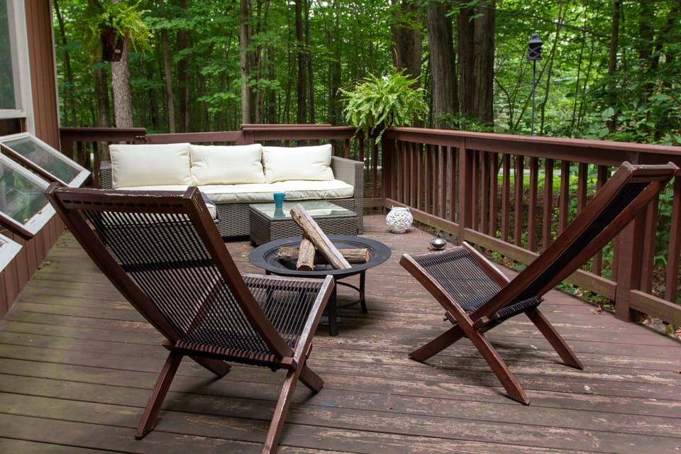 Outdoor seating and fire pit!