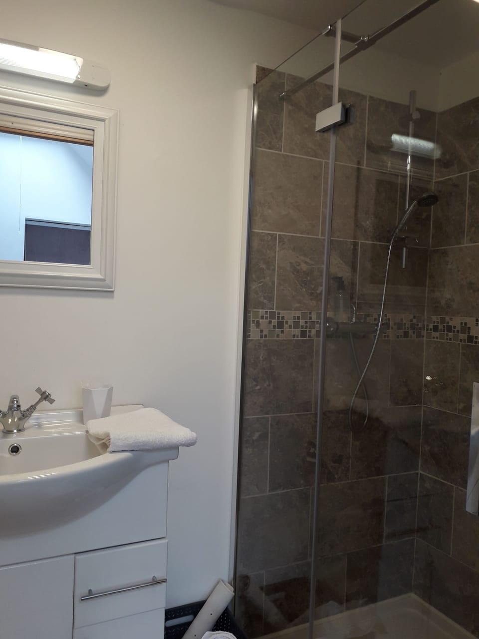 Basic Double Room | Bathroom shower
