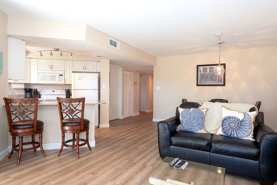 Great room - all new floors throughout the condo - zero carpet