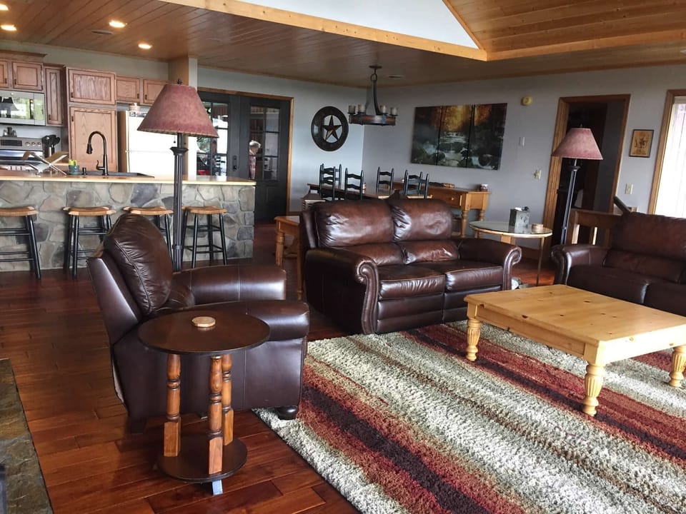 Incredibly comfortable couches, 5 reclining seats!