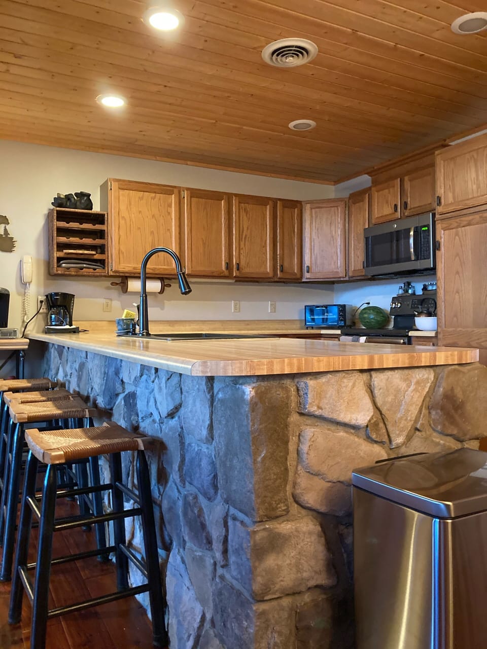 Fully stocked kitchen, Bar Stool seating for 4; Table seating for 6