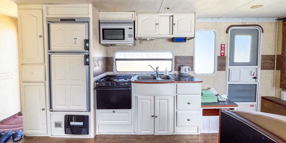 Trailer House A | Desk, individually decorated, individually furnished, bed sheets