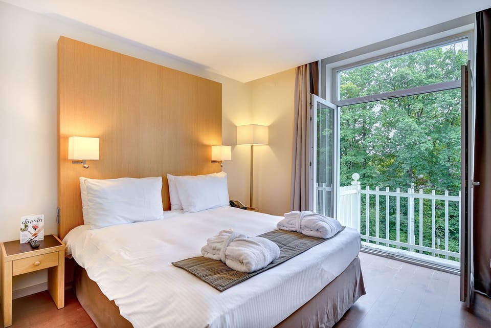 In-room safe, desk, soundproofing, cribs (free)