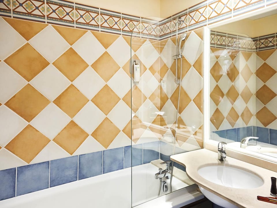 Premium bedding, desk, blackout drapes, soundproofing