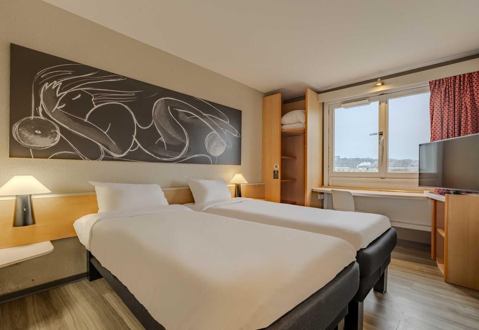 Standard Twin Room, Non Smoking | Desk, laptop workspace, soundproofing, iron/ironing board (on request)
