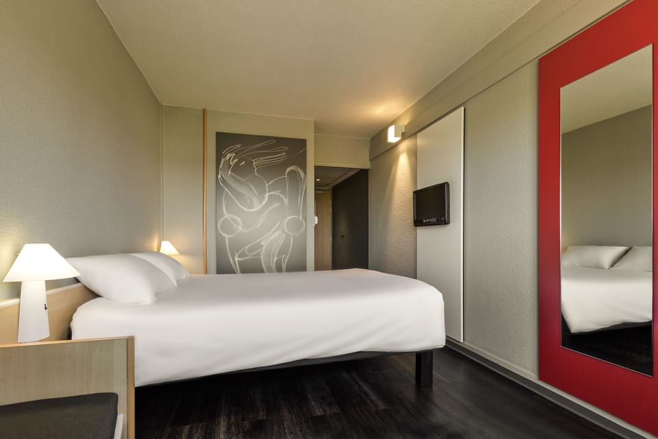 Standard Room, 1 Double Bed | Premium bedding, in-room safe, desk, blackout drapes