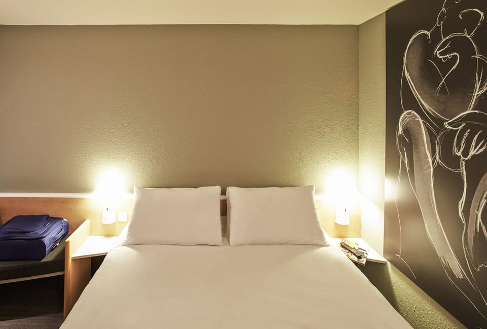 Standard Room, 1 Double Bed | Premium bedding, in-room safe, desk, blackout drapes