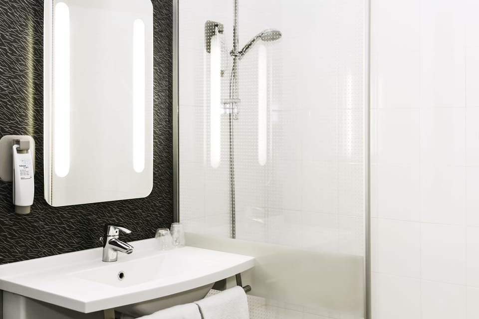 Standard Room, 1 Double Bed | Bathroom | Bathtub, rainfall showerhead, eco-friendly toiletries, hair dryer