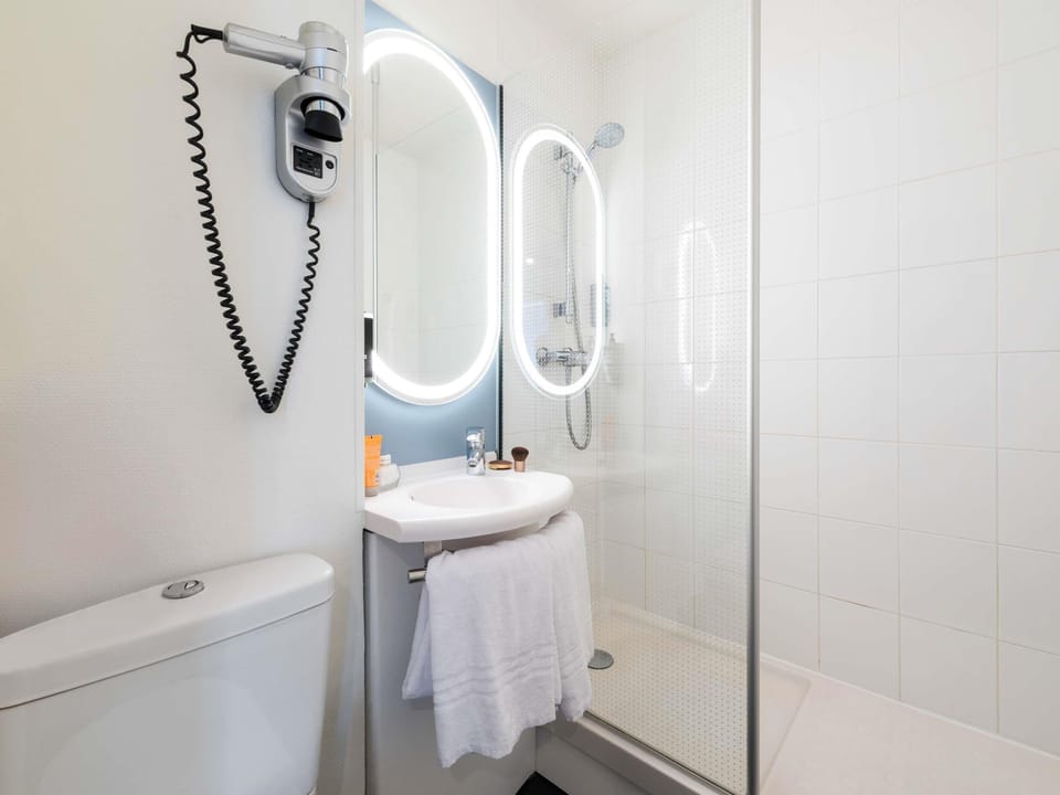 Standard Room, 1 Double Bed | In-room safe, desk, blackout drapes, soundproofing