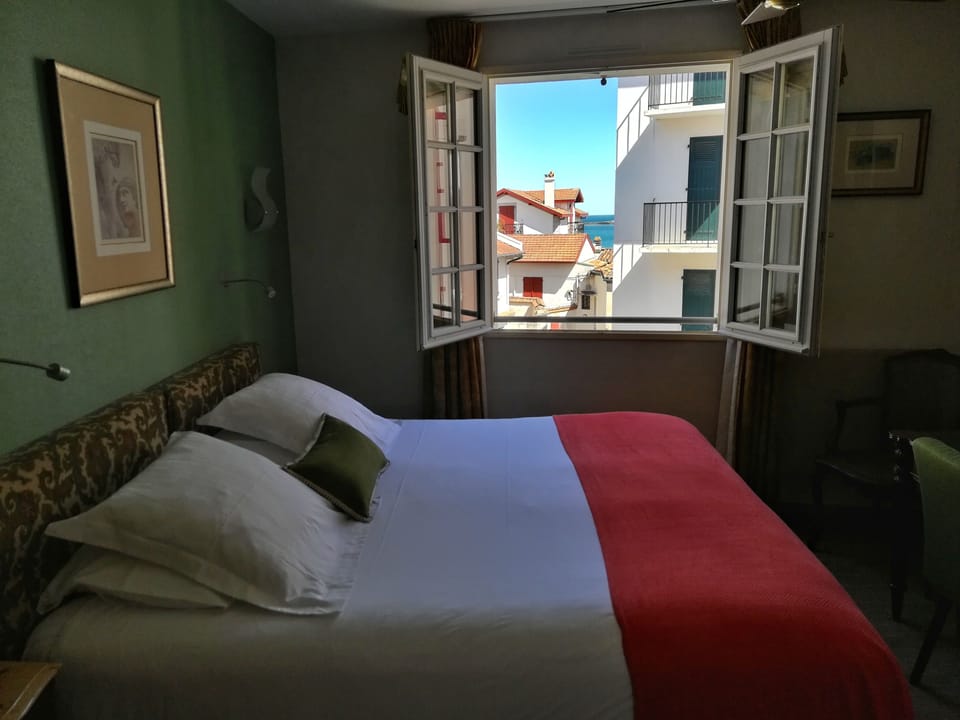 Executive Double Room, City View | In-room safe, individually decorated, desk, blackout drapes