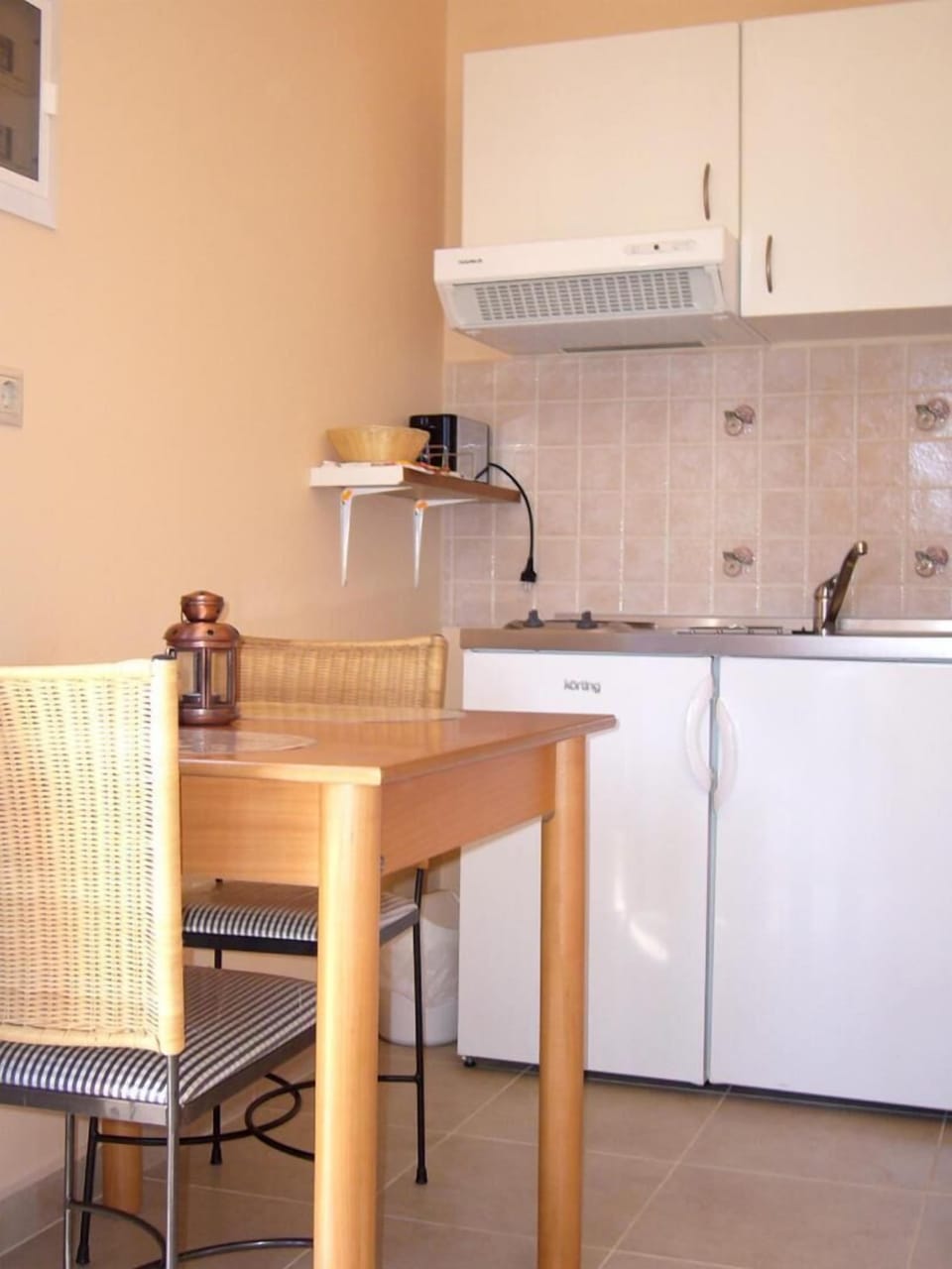 Fridge, stovetop, coffee/tea maker, electric kettle