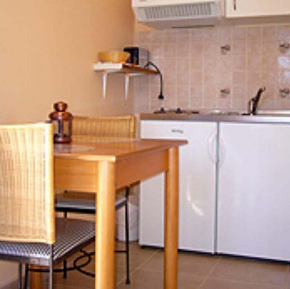 Fridge, stovetop, coffee/tea maker, electric kettle