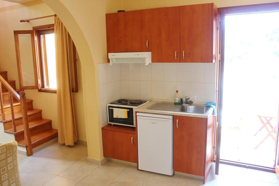 Fridge, stovetop, coffee/tea maker, electric kettle