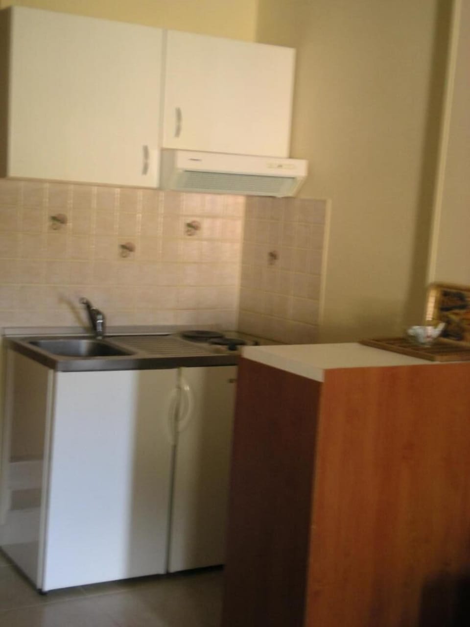 Fridge, stovetop, coffee/tea maker, electric kettle