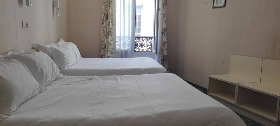 Classic Quadruple Room | In-room safe, soundproofing, iron/ironing board, free WiFi