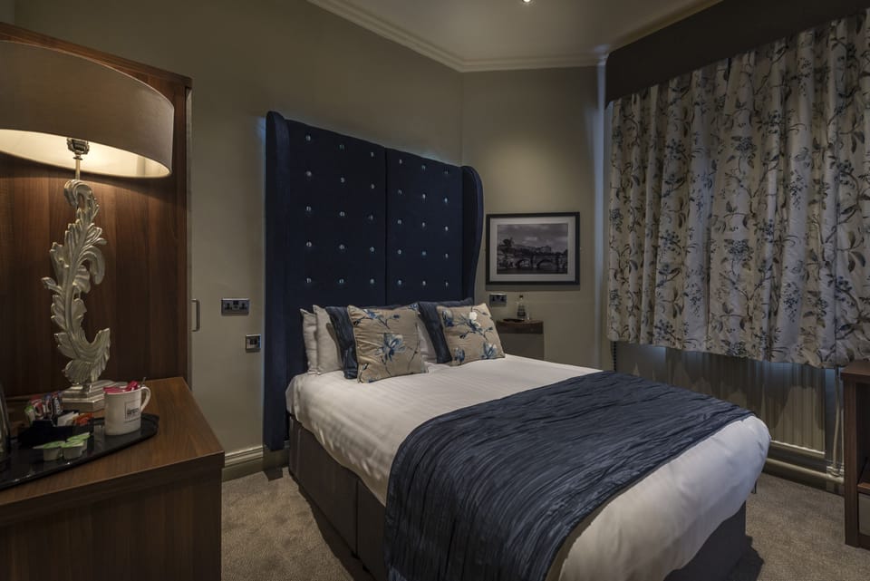 Classic Single Room | Desk, laptop workspace, blackout drapes, iron/ironing board