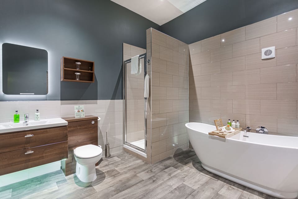 Deluxe Double Room | Bathroom | Free toiletries, hair dryer, bathrobes, slippers