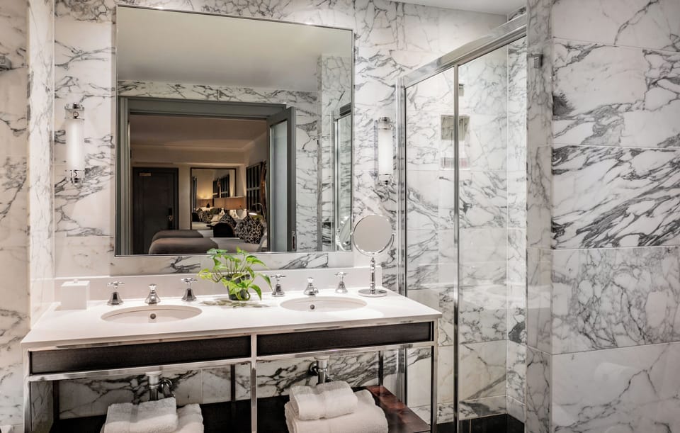 Studio Suite, 2 Double Beds | Bathroom | Combined shower/tub, designer toiletries, hair dryer, slippers