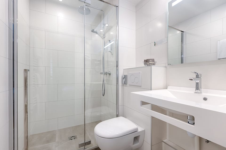 Superior Twin Room | Bathroom | Hair dryer, towels