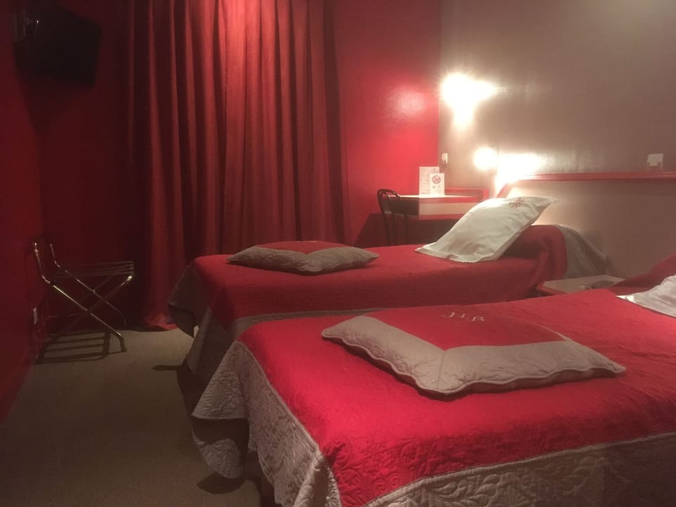 Standard Twin Room | Desk, iron/ironing board, free WiFi, bed sheets