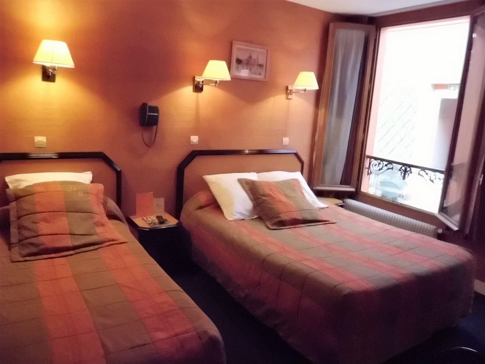 Triple Room | Desk, iron/ironing board, free WiFi, bed sheets